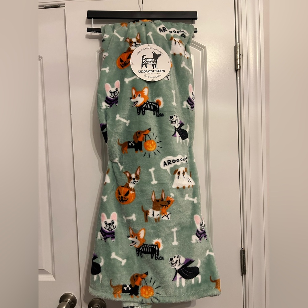 Frenchie Daschund Pomeranian Chihuahua Halloween Throw Blanket